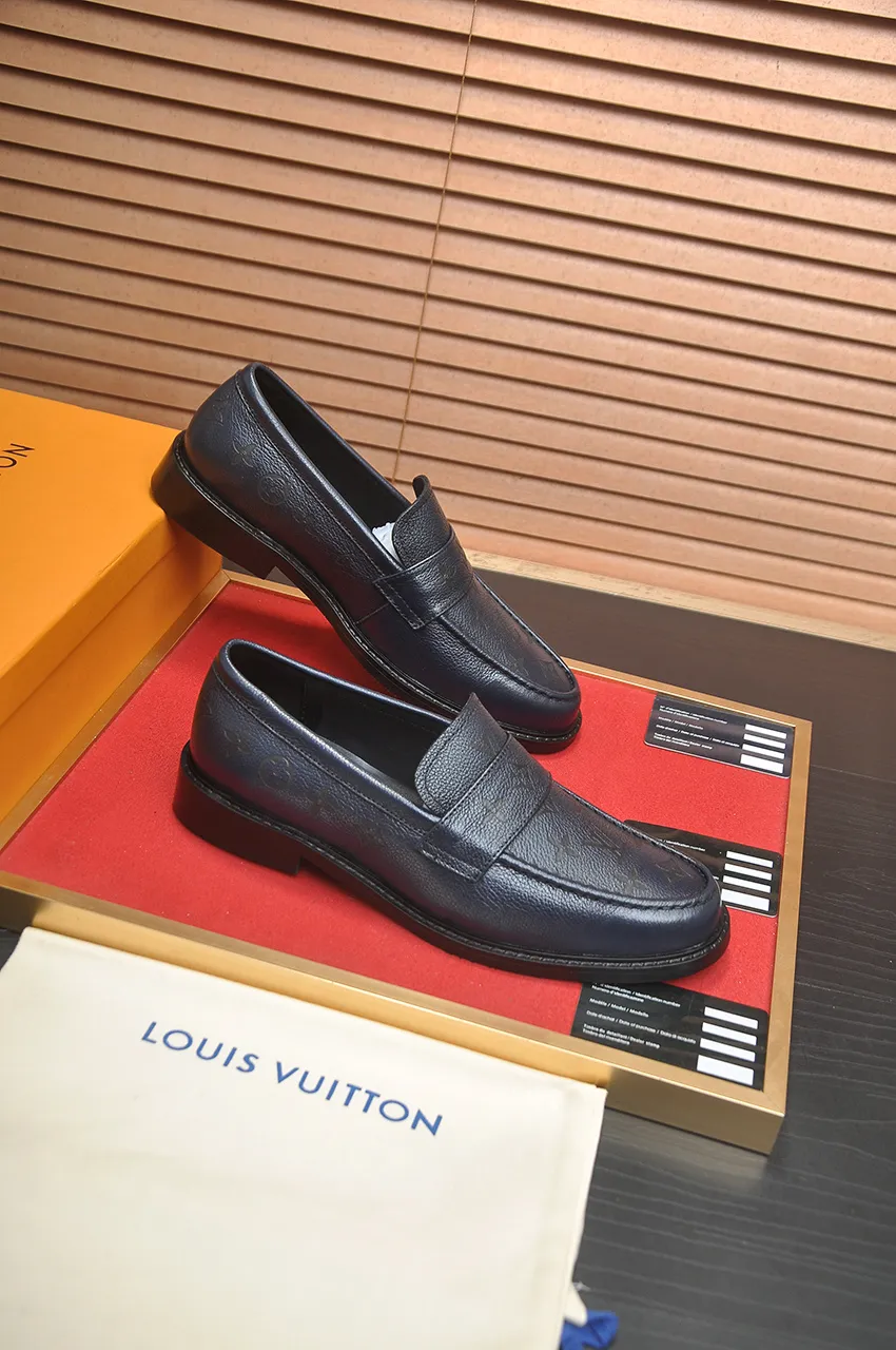 Men's men's shoes 💰460💶 [LV] (all high-end sheep lining) 🍀LV's latest genuine leather business suit shoes are launched simultaneously on the official website. The first-layer cowhide imported from Italy is made of heavy gold, 💥official website 1:1 rubber outsole. Versatile to wear, high-end without losing class, and the color combination is extraordinary. This four-season style is alluring when worn on your feet, showing off your big-name flair. Standard code 38-45 (45 customized)